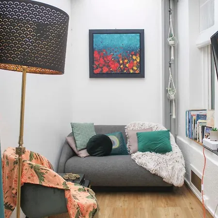 Charming T2 Batignolles With Private Courtyard *